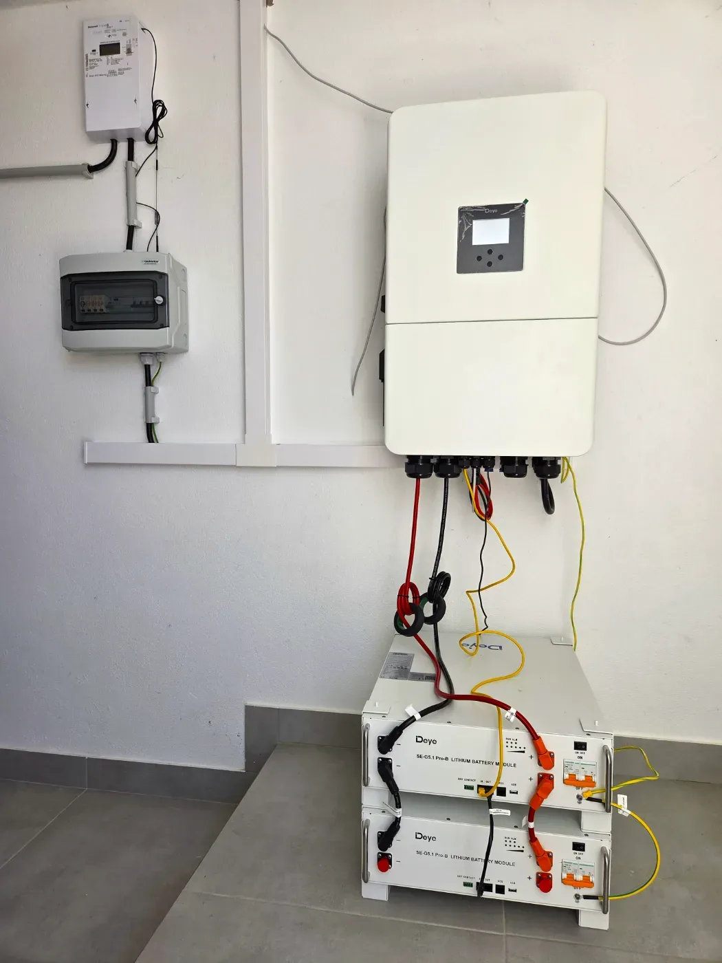 Instalação de 18 painéis fotovoltaicos com um inversor Deye 12kW e duas baterias